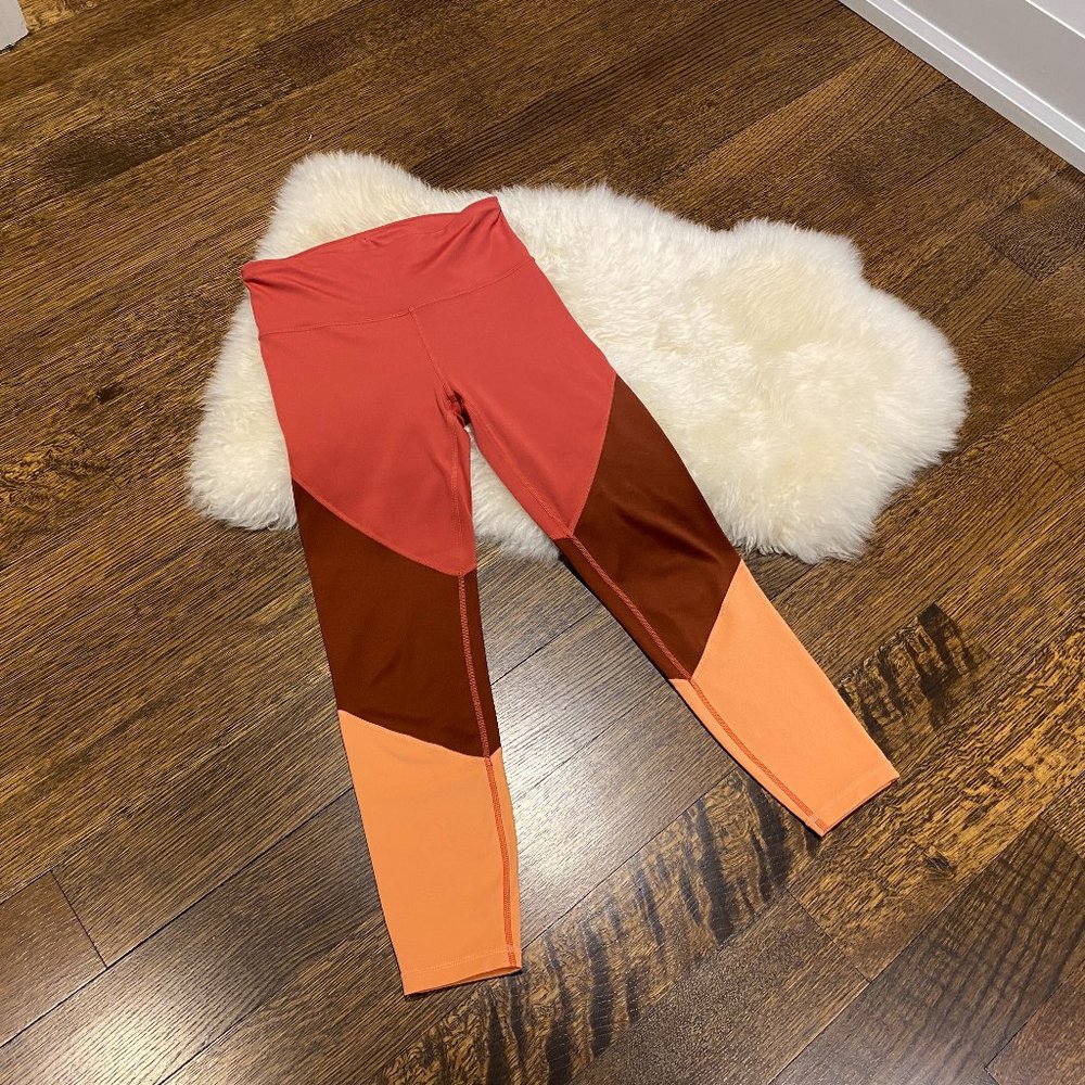 Gap Fit High Rise 7/8 Leggings Pockets at back